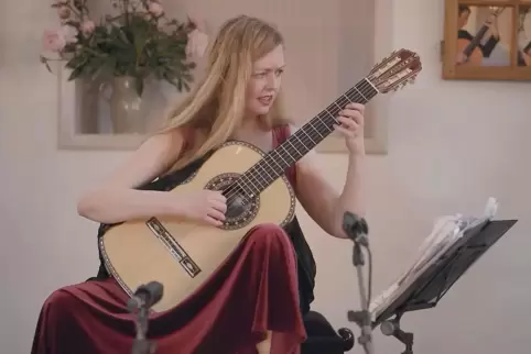 Konzentriert spielte Heike Matthiesen Gitarre in der ehemaligen Synagoge.