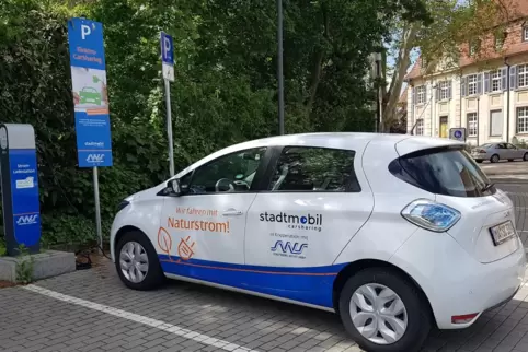 Eins von bald drei „Autos zum Teilen“ mit Elektroantrieb: Dieses hier hat seine Ladestation am Domgarten. 