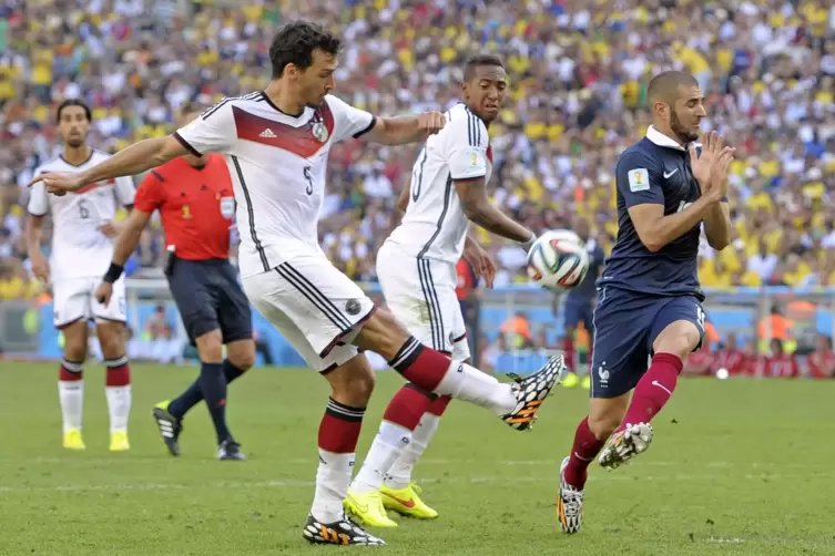 Viertelfinale 2014: Mats Hummels und Jérôme Boateng klären vor Karim Benzema.