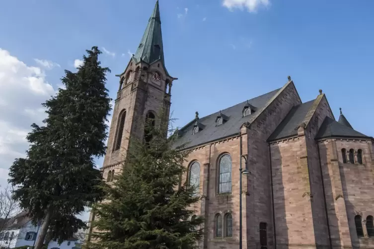 Die protestantische Kirche in Weilerbach gilt als eine der größten Dorfkirchen in der Pfalz. Vier Glocken hängen in ihrem Kircht