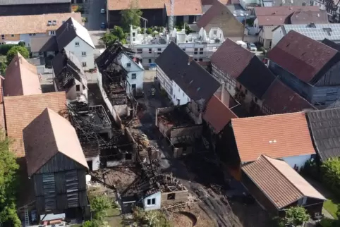 Das Feuer in Hayna hat eine Spur der Verwüstung hinterlassen. Nach wie vor bewacht die Feuerwehr die Brandstelle, weil immer wie