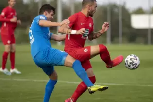 Torgefährlich: Philipp Herrmann (rechts, im Trikot des 1. FC Kaiserslautern II), hier mit Nico Hillenbrand von Astoria Walldorf.