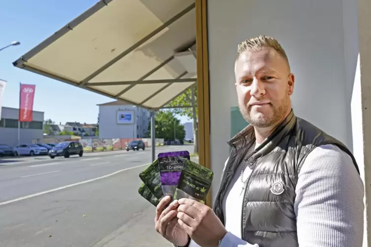 „Das Zeug ist legal“, sagt Automatenaufsteller Julian Weigelt, hier beim Vor-Ort-Termin in der Bruchwiesenstraße. Da war der Aut