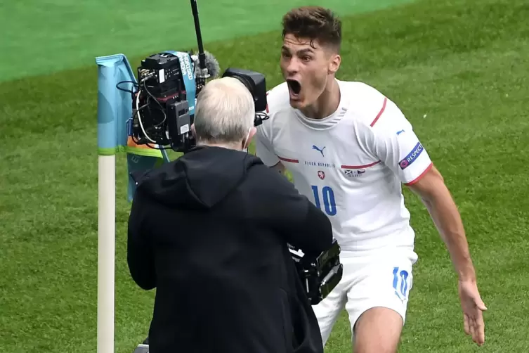 Mitten in die Kamera: Patrik Schick nach seinem Traumtreffer gegen Schottland.