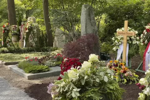 Der langjährige FCK-Geschäftsführer und -Präsident, in der Nähe von Fritz Walter (linker Bildrand) auf dem Hauptfriedhof in Kais