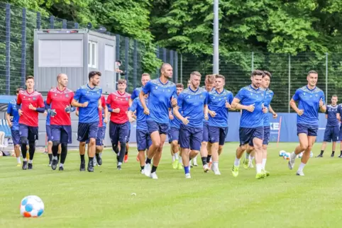 Zurück auf dem Trainingsplatz: Die Profis des Karlsruher SC sind am Sonntag in die Vorbereitung gestartet. 