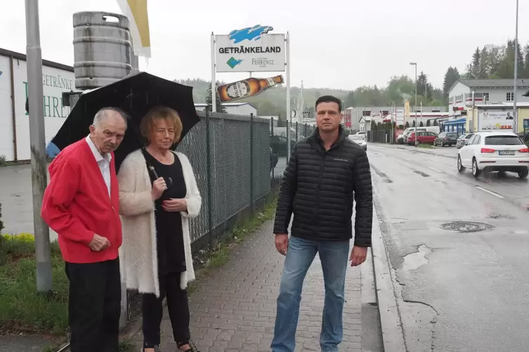 Die beiden Generationen von Getränke Fehrentz, Hermann und Christel sowie ihr Sohn Mark, befürchten starke Behinderungen während