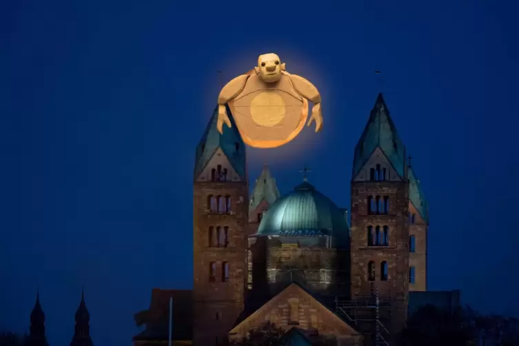 Er kommt auf die Erde und macht in Speyer Station: Der Mondmann nach dem Kinderbuch von Tomi Ungerer. Die Produktion hat Premier