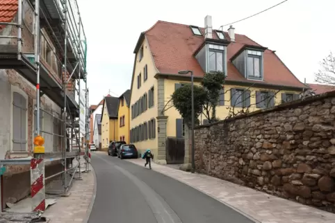 In Arzheim wird seit Langem gebaut, erst erhielt die Hauptstraße ein neues Gesicht (unser Bild), jetzt ist die Prinz-Eugen-Straß