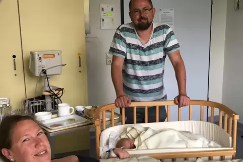 Baby schläft, Eltern freuen sich: Für Jennifer Leck und Dimitri Mörbel ist Sophia das erste Kind. 