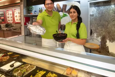 Verkaufen Döner und Feinkost in der Ladenzeile des E-Center: Ekin und Sara Demirtas.