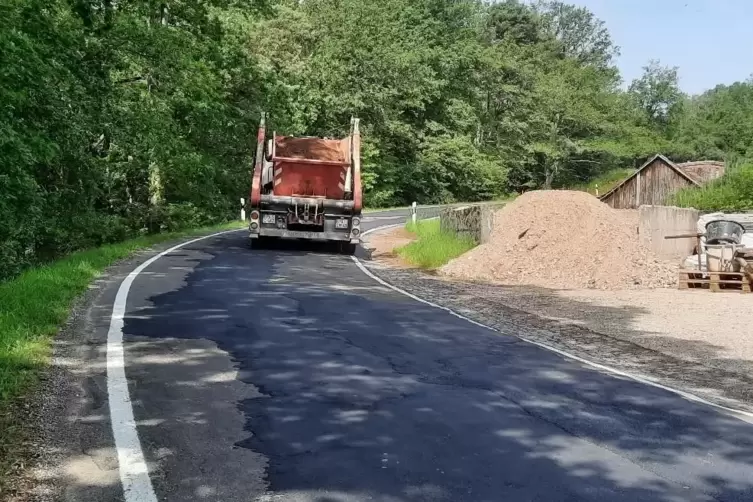 Tonnenweise Asphaltbeton kaschieren die Winterschäden auf der maroden Kreisstraße zwischen Trulben und Kröppen. 