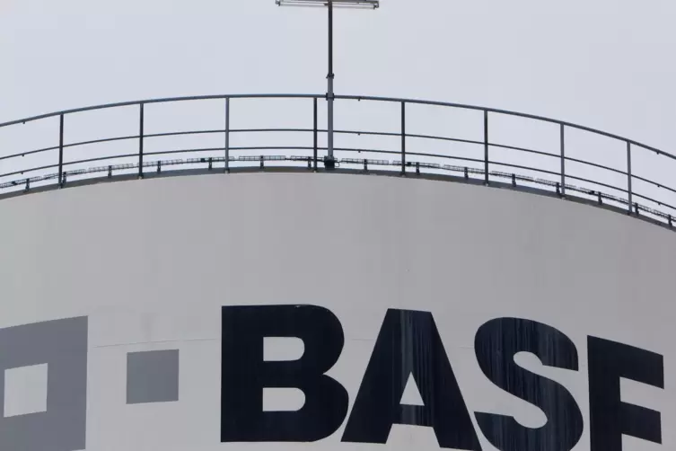 Die BASF macht Tempo bei ihrem Umbau der Produktion hin zu klimaschonenden Verfahren. 