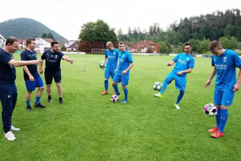 Gute Laune bei den Trainern Günther Pritz, Daniel Tretter und Denis Jung sowie den Neuzugängen Leon Schröder, Christian Singer, 