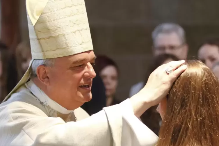 Bei der Salbung zeichnet der Bischof, hier Bischof Wiesemann bei einer früheren Firmung, ein Kreuz auf die Stirn des Firmlings. 