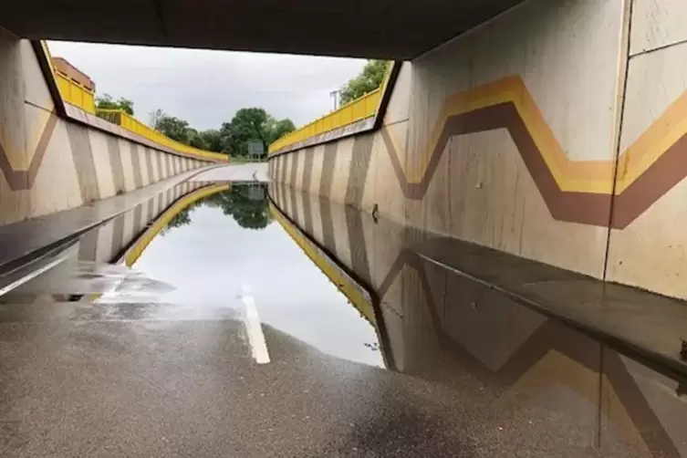 Bei Edenkoben stand auch die K6 unter Wasser. 