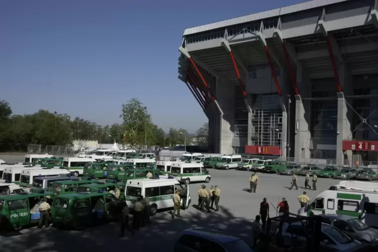 Das Polizeiaufgebot vor dem Fritz-Walter-Stadion bei einem WM-Spiel 2006.