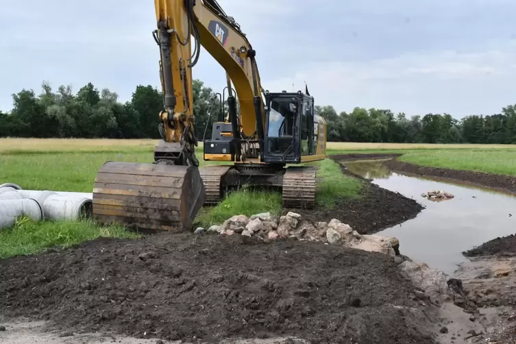 Zur Entlastung: Mit schwerem Gerät ist in Erpolzheim hantiert worden, um den Wassermassen im Bruch Herr zu werden. 