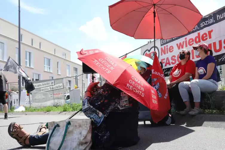 „Omas gegen Rechts“ schützen sich vor der Hitze. 