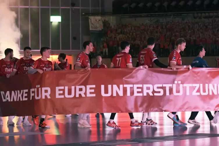 Der Dank an die Fans: die Mannschaft der Eulen Ludwigshafen vor Spielbeginn. 