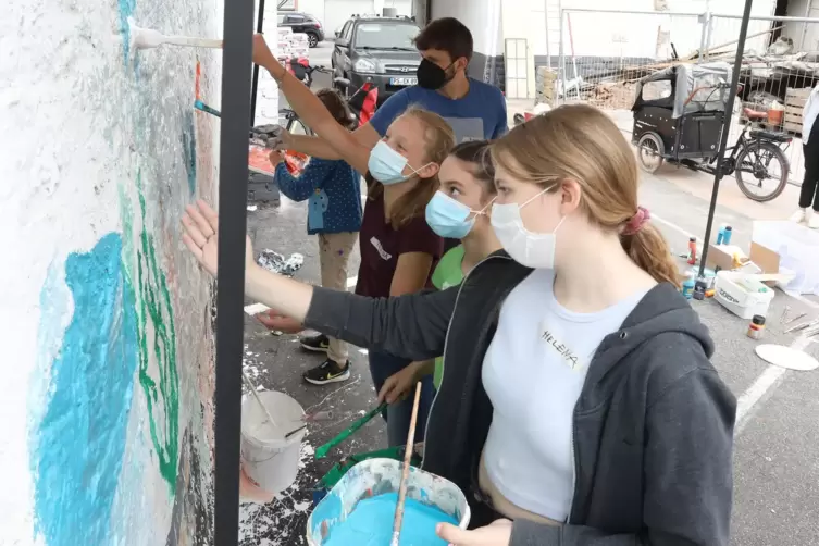 Beim Workshop mit Uni-Kunstdozent Rainer Steve Kaufmann machen die Mädchen begeistert mit.