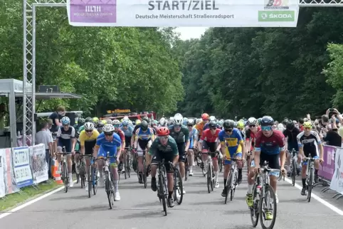  Start zum Hauptrennen am Sonntagmittag der U19-Junioren.