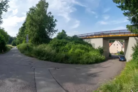 Kurz vor dem Dorfgemeinschaftshaus endet der Radweg und führt unter der Bundesstraße hindurch nach Bledesbach.