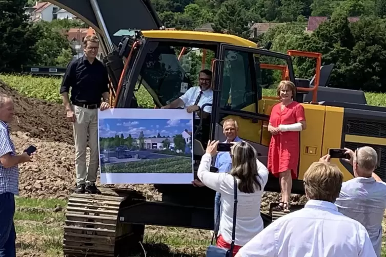 Baggerfahrt statt Spatenstich: Baudezernent Bernhard Adams, Oberbürgermeister Marc Weigel, Hans Weber (von Bauherr GWO) und Orts