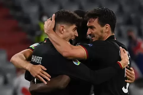 Kai Havertz und Mats Hummels feiern das 1:1 gegen Ungarn.