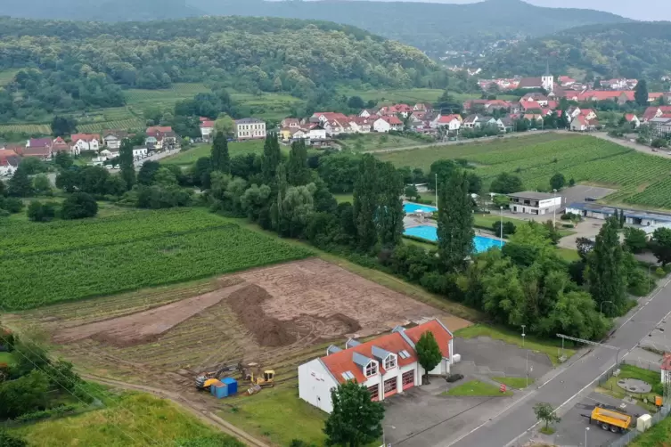 Blick in den Diedesfelder Weg: Auf der Fläche hinter dem Feuerwehrgerätehaus entsteht der neue Supermarkt.