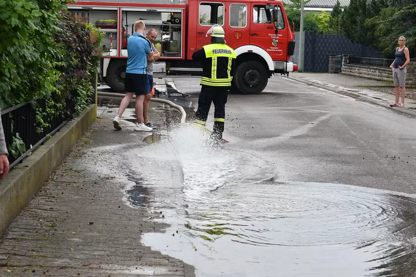 Bei dem Unwetter sind auch Keller vollgelaufen, die Feuerwehr ist im Einsatz.