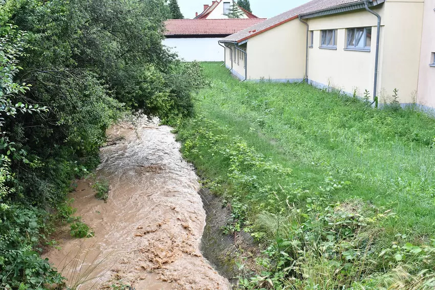 Auch der Bach hinterm Feuerwehrgerätehaus in Freinsheim führt nun viel Wasser mit sich.