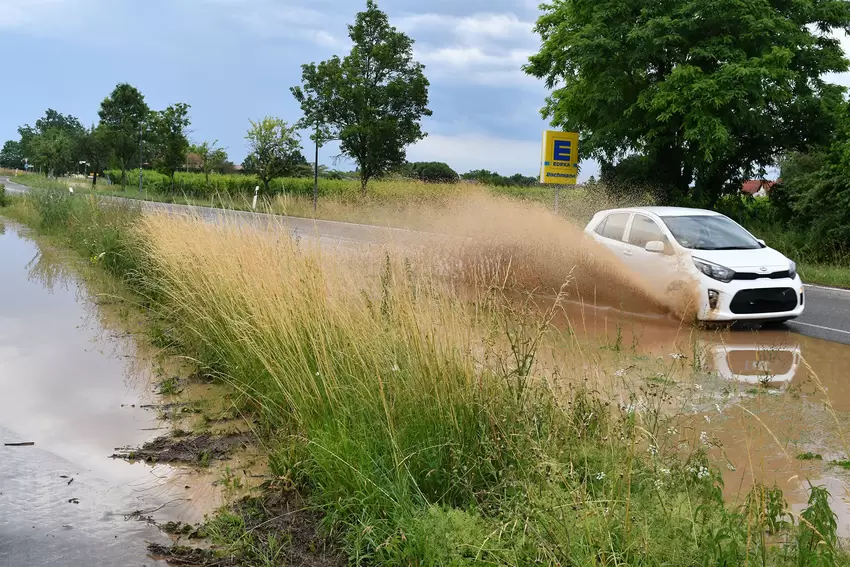 In Freinsheim hat der Regen auch die Straße teilweise überschwemmt.