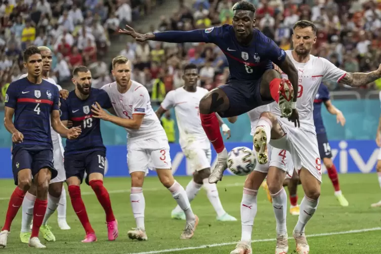 Achtelfinale in der Arena Nationala: Frankreichs Paul Pogba (Mitte) und der Schweizer Haris Seferovic versuchen an den Ball zu k