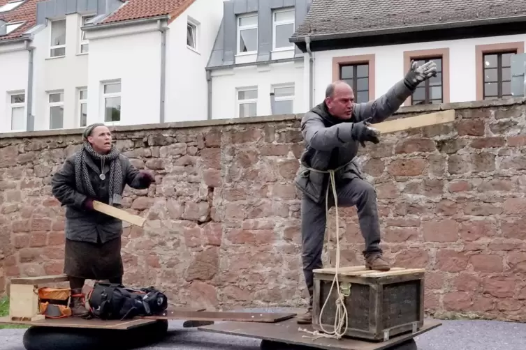 Schiffbruch im Museumshof: Barbara Seeliger und Stefan Kiefer in Zweipersonenstück „Ungefähr Norden“.