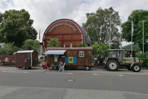 Der über 30 Jahre alte Traktor „Fortschritt ZT323A“ vor dem Bad Dürkheimer Fass. 