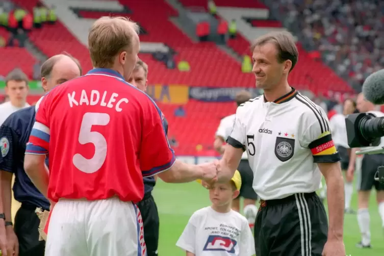 Kapitäne unter sich: Jürgen Kohler (rechts) und der ehemalige FCK-Profi Miroslav Kadlec vor dem Gruppenspiel. 