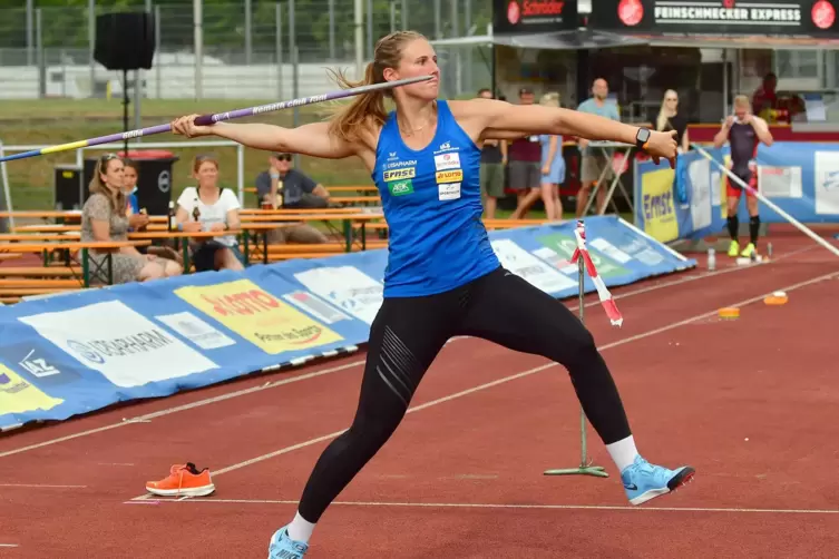 Christin Hussong siegte in ihrem Wohnzimmer Luzern.