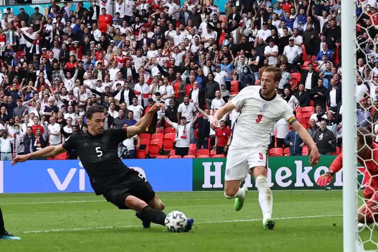 Mats Hummels klärt.