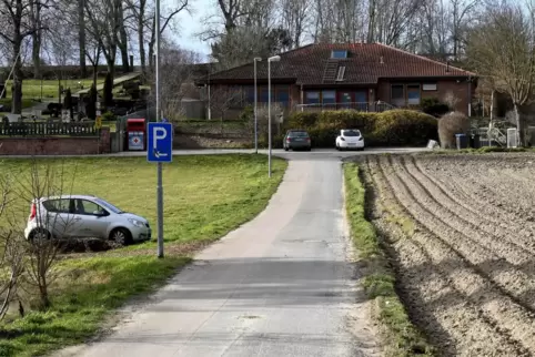 Auf der Wiese gegenüber von Friedhof und Kindergarten sollen neue Häuser gebaut werden. 