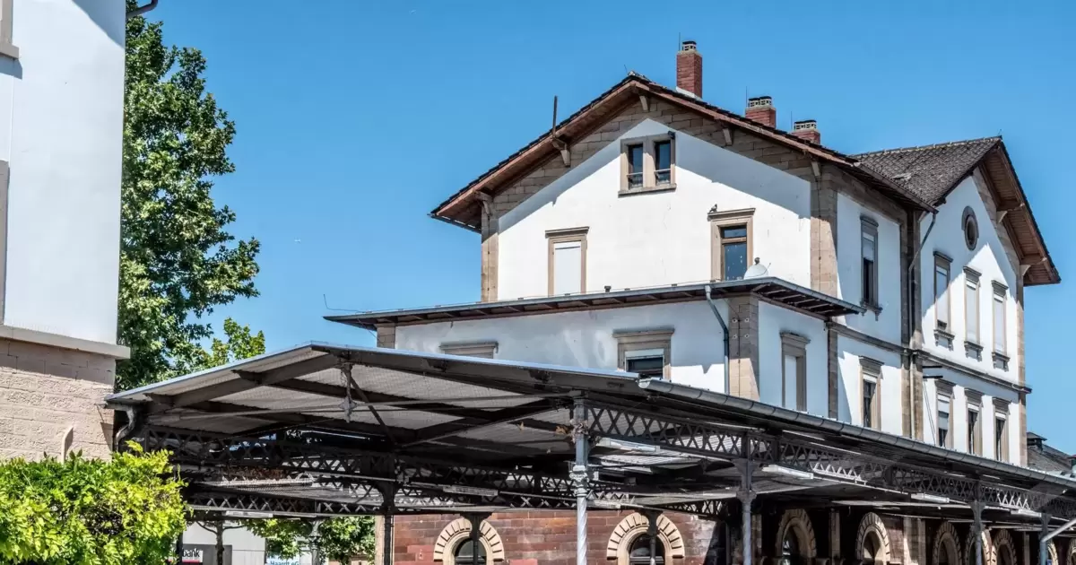 Polizeieinsatz Am Bahnhof Erregt öffentliches Aufsehen Grünstadt Die Rheinpfalz 