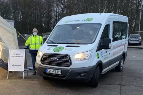 Arno Hellwig bei der Ankunft des Bürgerbusses bei der ersten Fahrt zum Impfzentrum. 