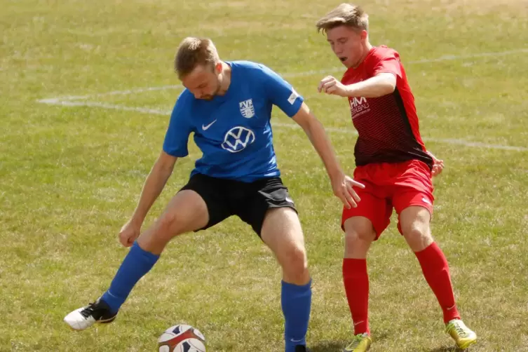 Gundersweiler (hier Sascha Steffes im roten Trikot gegen Rockenhausens Nils Lahr) trifft im Viertelfinale des Kreispokals auf da