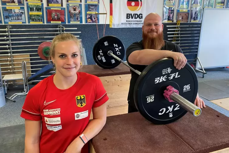 Am Samstag bringt Bundestrainer David Kurch (rechts) Lisa-Marie Schweizer und die drei weiteren deutschen Olympiastarter zu eine