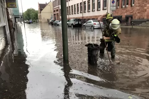 Bei Starkregenereignissen, wie hier 2018, staut sich schnell das Regenwasser. In der Stadt gibt es einige Stellen, die besonders