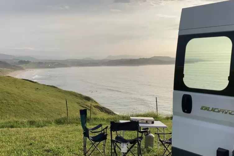 Abendessen mit atemberaubendem Blick auf die spanische Atlantikküste: Reisen mit dem selbst umgebauten Bus.