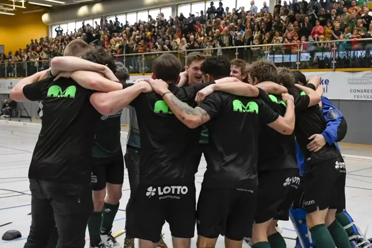 Der letzte große Erfolg: Die Hockeyherren steigen nach einem 15:1 gegen Limburg in die Erste Hallenbundesliga auf.