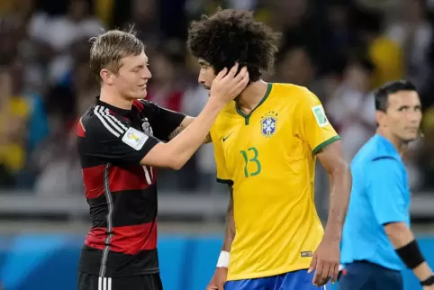 Toni Kroos tröstet Dante nach dem 7:1 gegen Brasilien.