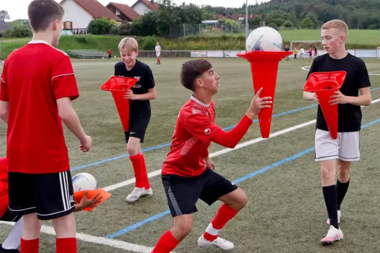 Das Runde muss ins Eckige: Spaß beim B-Jugend-Training in Winnweiler.