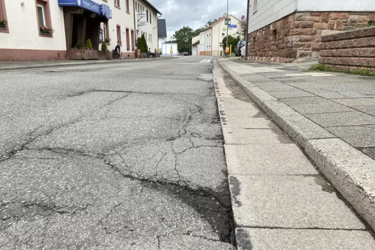 Die Dansenberger Straße ist nicht im besten Zustand.